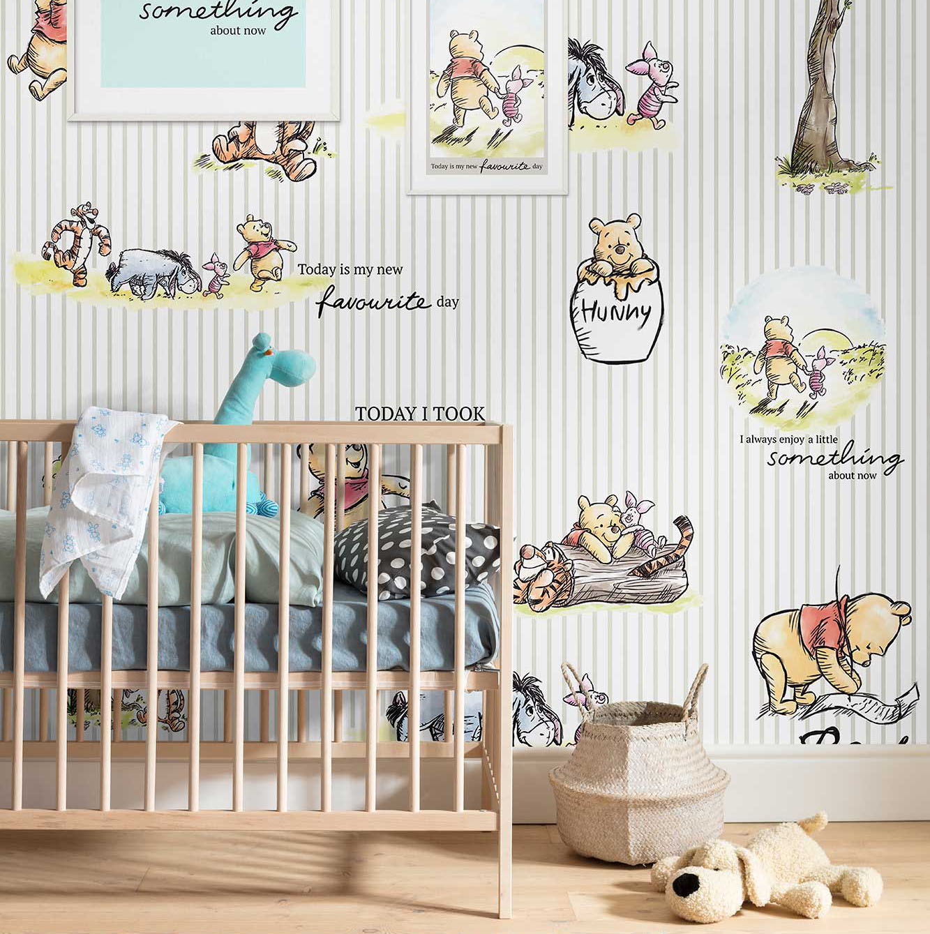 Disney Vlies Fototapete Winnie Puuh "Winnie Pooh - Stripes"